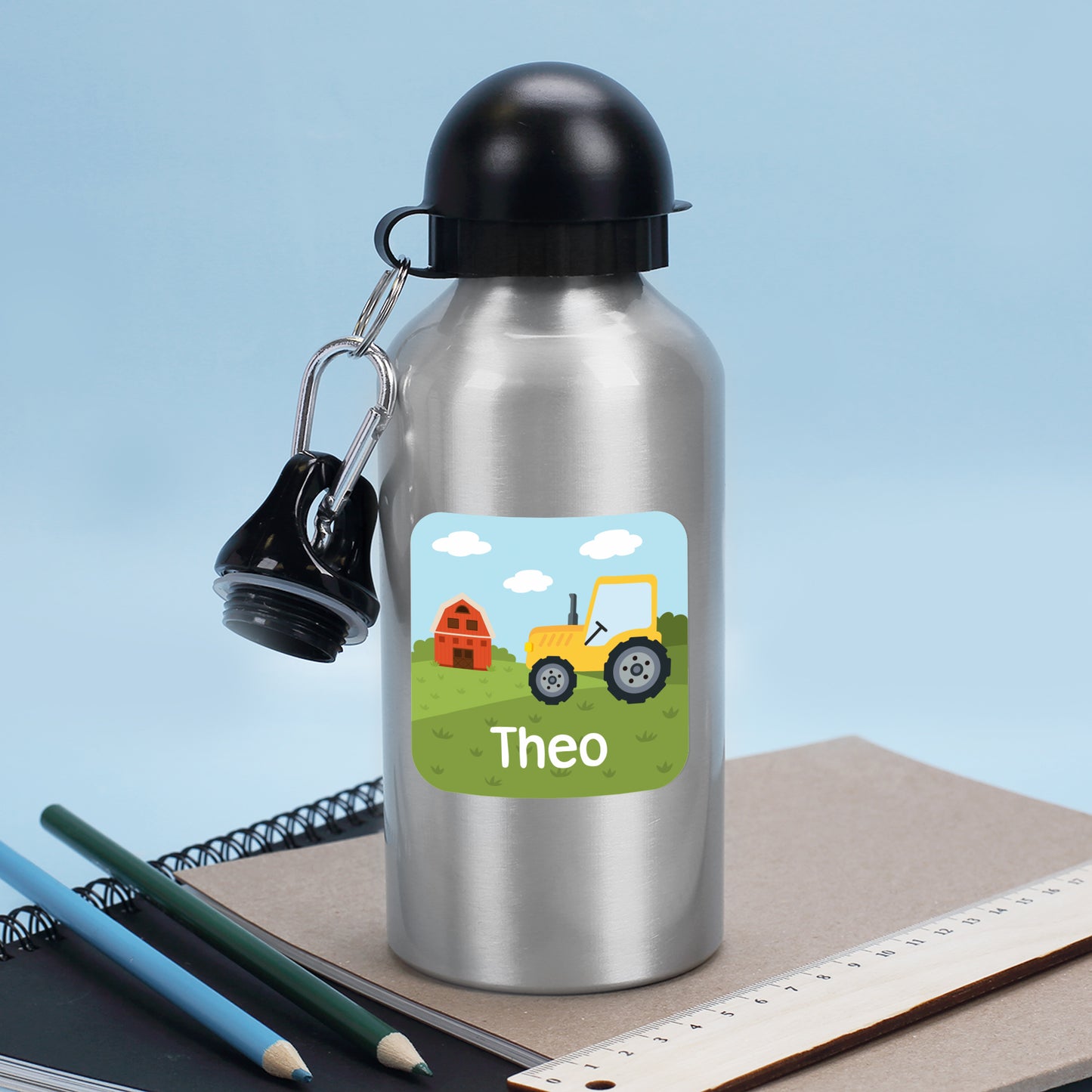 Trinkflasche mit eckigem Namensaufkleber im Traktor und Bauernhof Design mit Name Theo