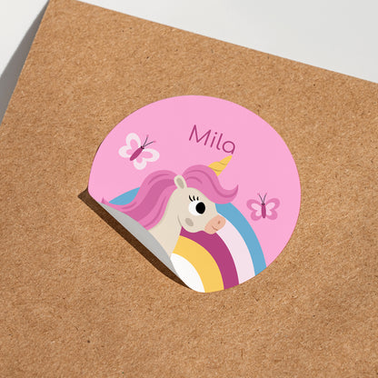 Runder Namensaufkleber mit Einhorn, Regenbogen und Name Mila auf Karton