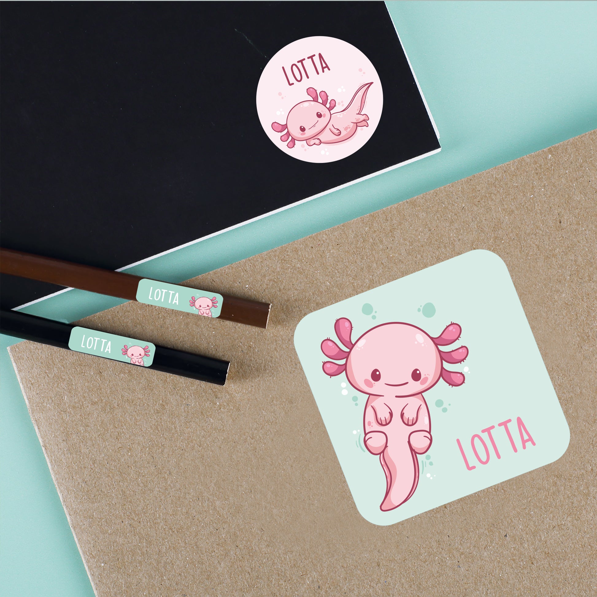 Personalisierte Namensaufkleber mit Axolotl Motiv und Name Lotta auf Heft, Stiften und Notizbuch