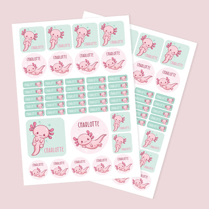 Zwei A4-Bögen mit personalisierten Namensaufklebern im Axolotl Design