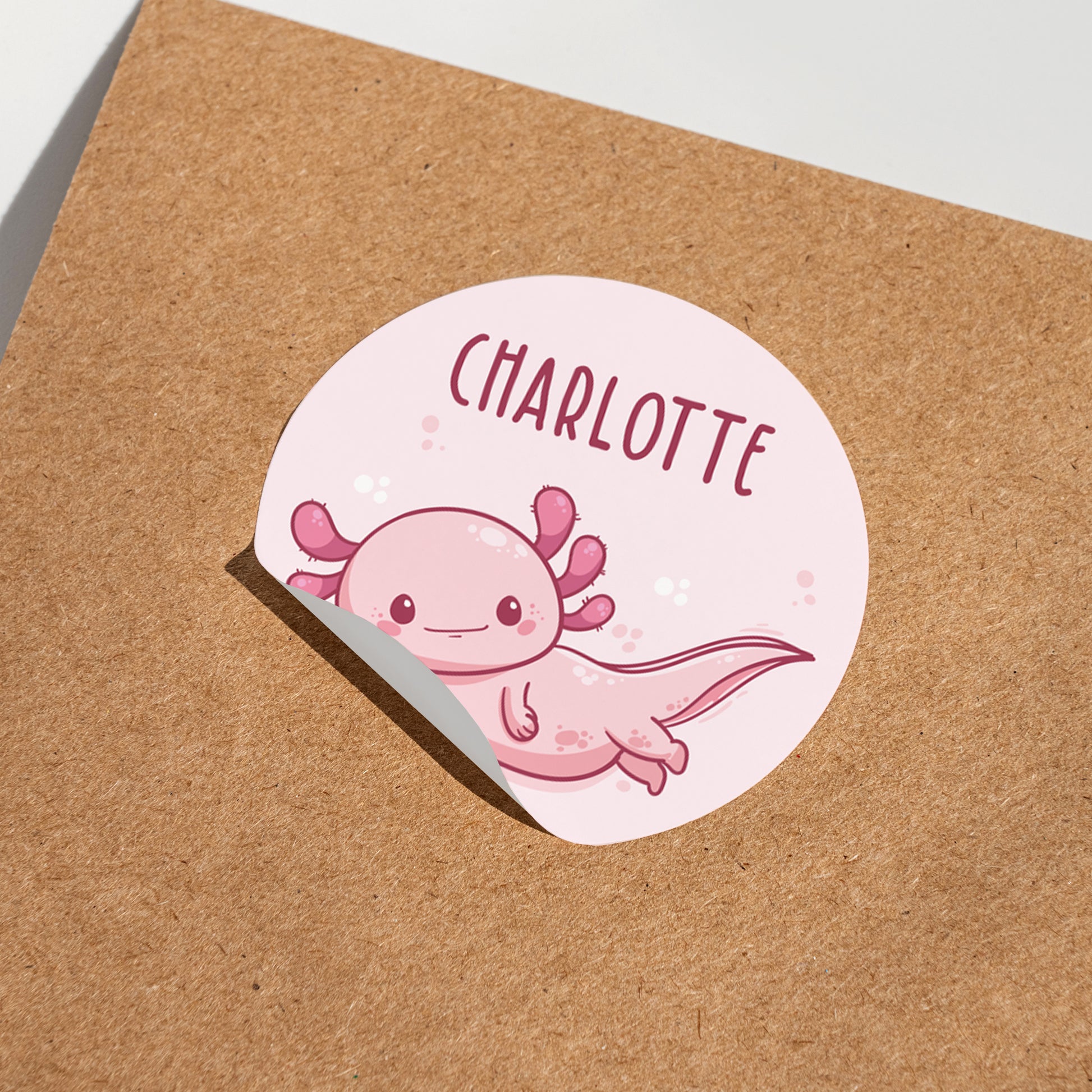Runder Namensaufkleber mit Axolotl Motiv und Name Charlotte auf Karton