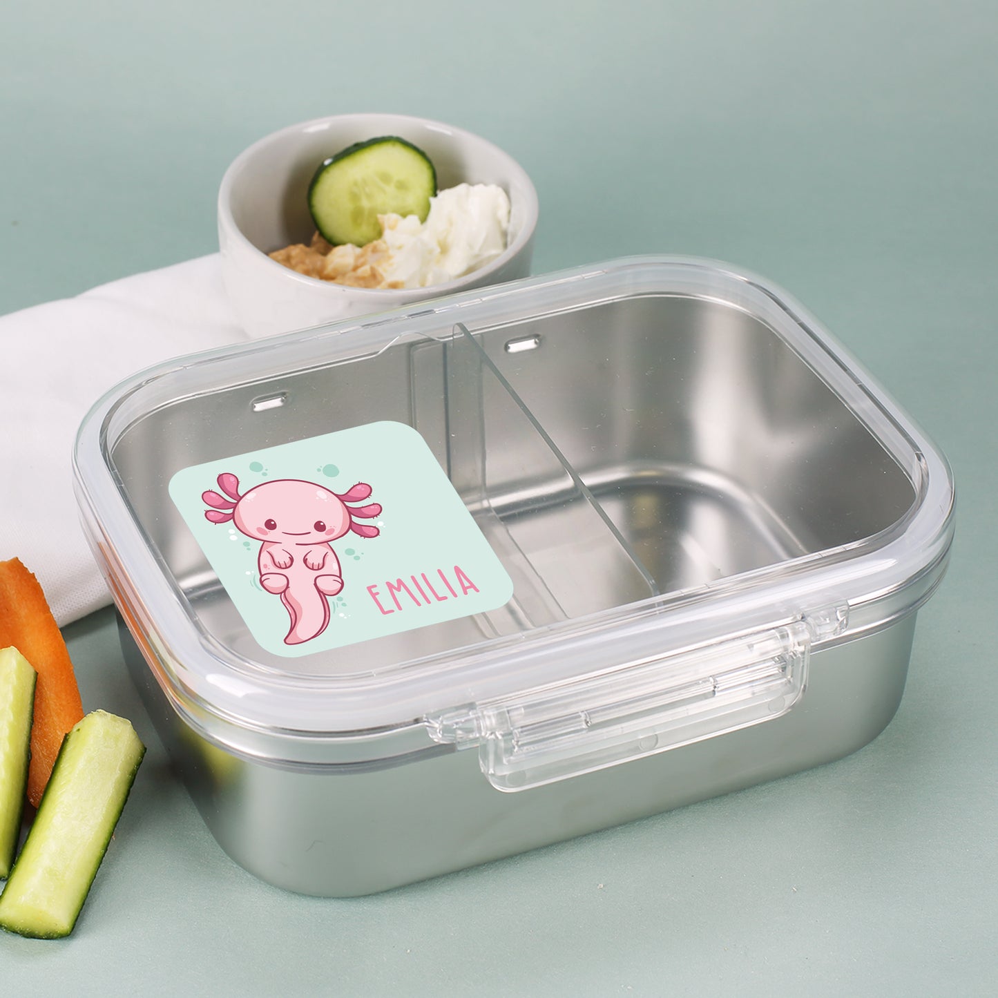 Brotdose mit eckigem Axolotl Namensaufkleber und Name Emilia
