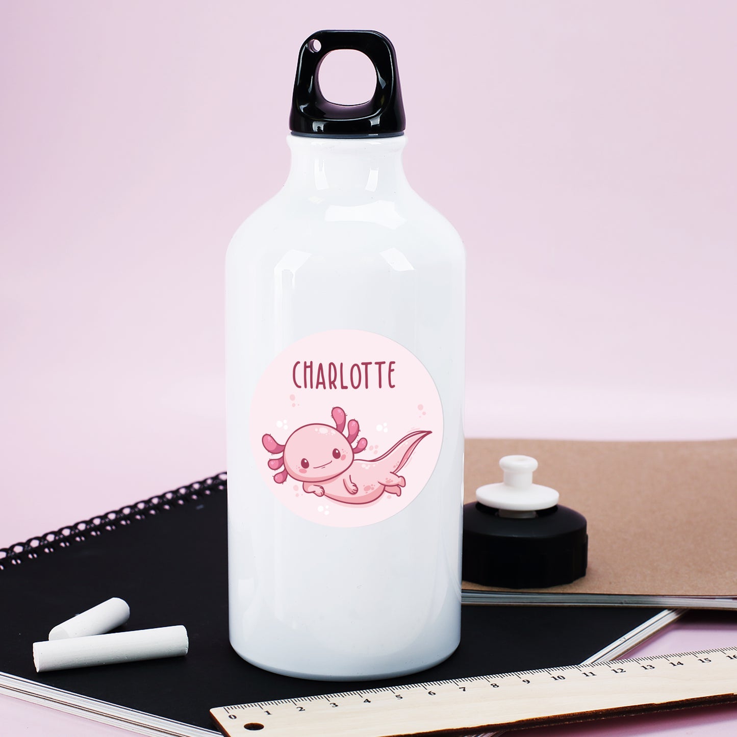 Trinkflasche mit rundem Axolotl Namensaufkleber und Name Charlotte