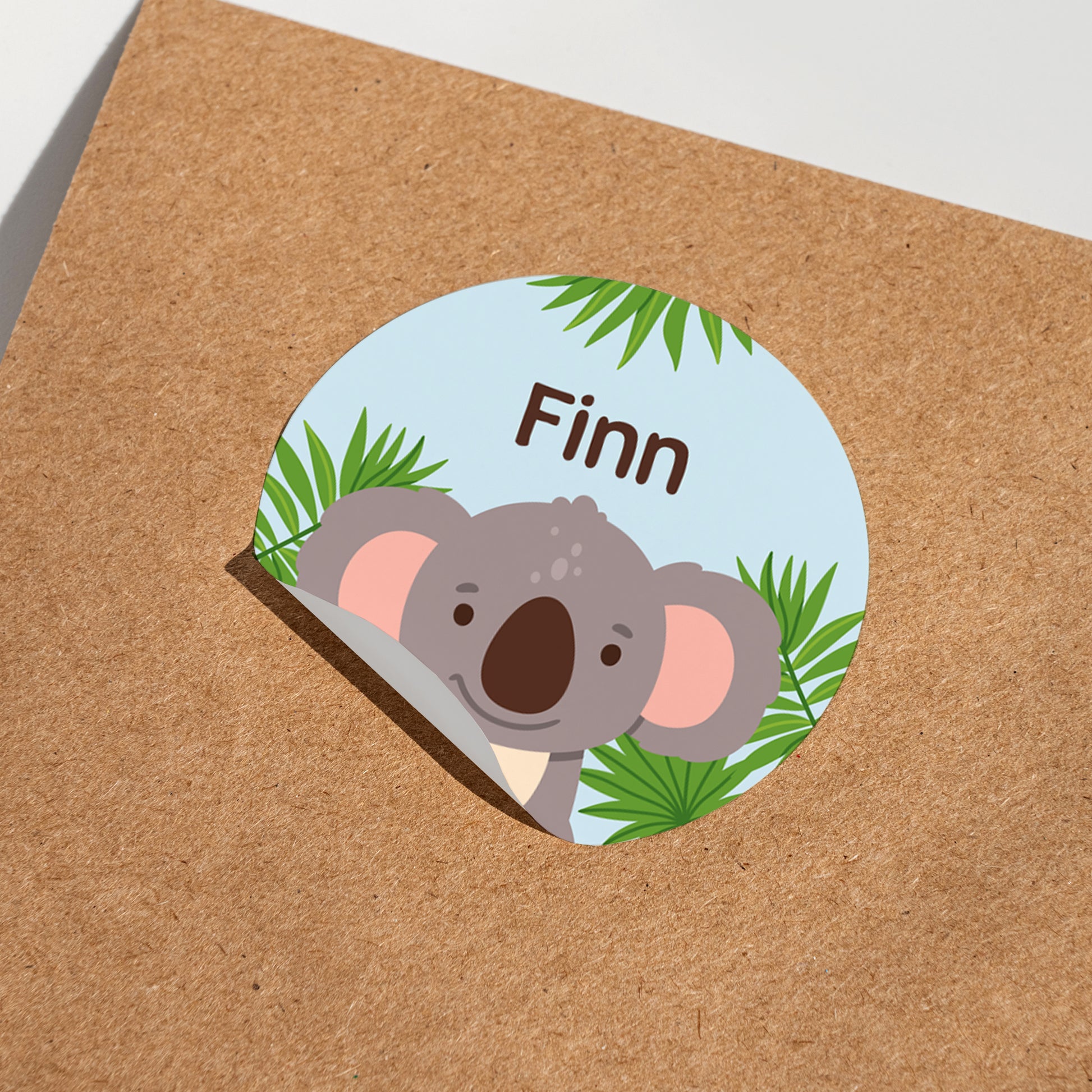 Runder Namensaufkleber mit Koala Motiv und Name Finn auf Karton