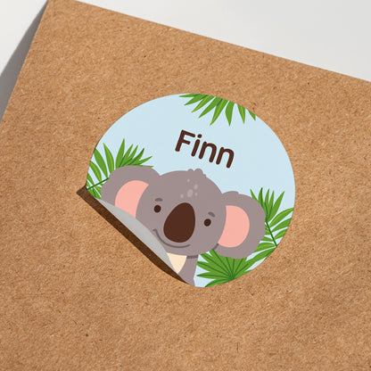 Runder Namensaufkleber mit Koala Motiv und Name Finn auf Karton