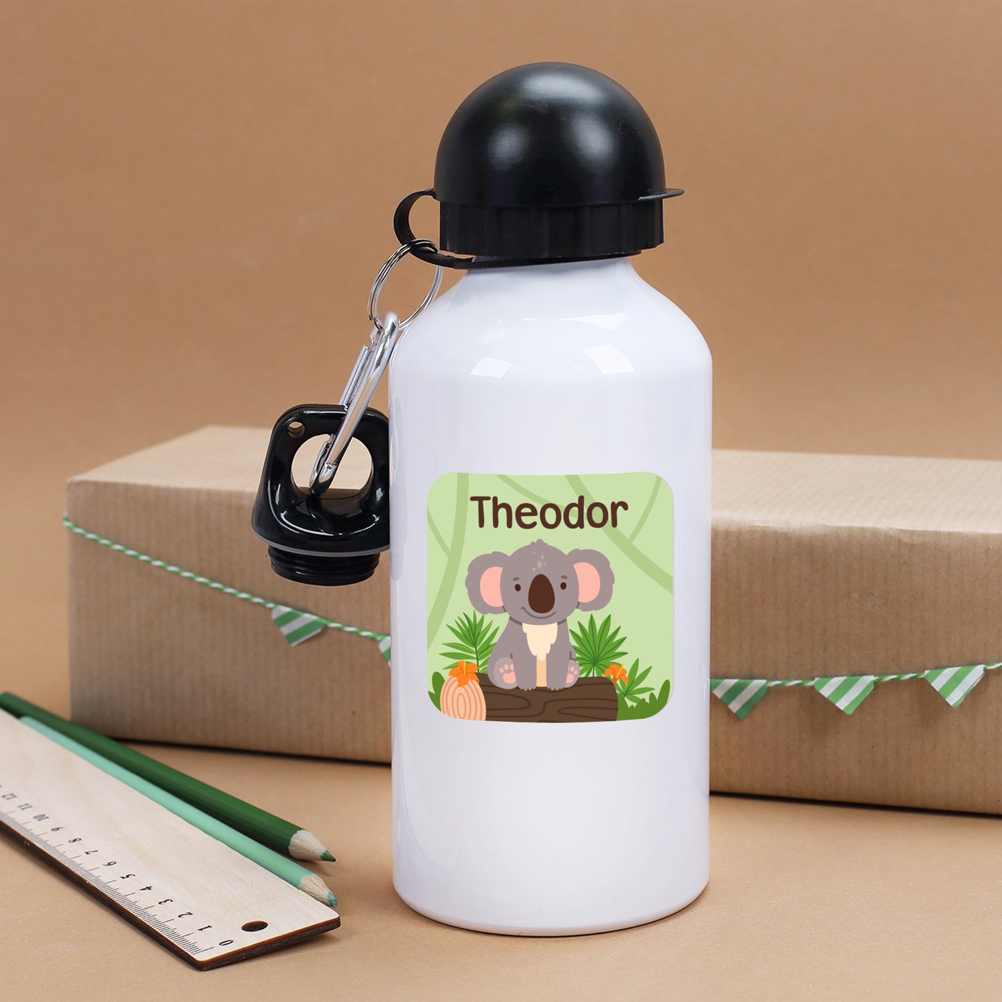 Trinkflasche mit eckigem Koala Namensaufkleber und Name Theodor