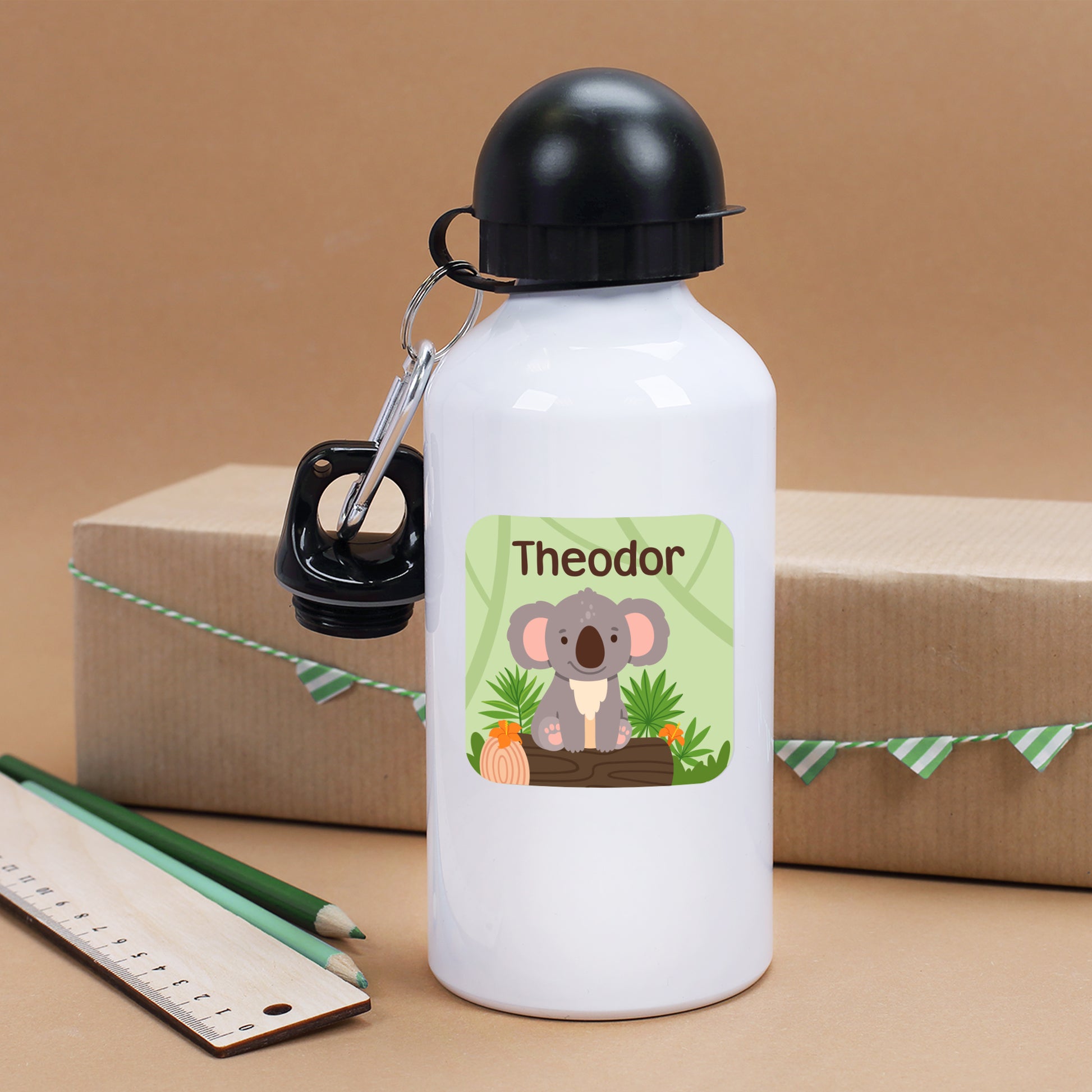 Trinkflasche mit eckigem Koala Namensaufkleber und Name Theodor
