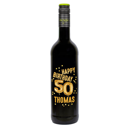 Schwarze Rotweinflasche mit Etikett „Happy Birthday 50 Thomas“ und goldener Ballonzahl, vor hellem Hintergrund