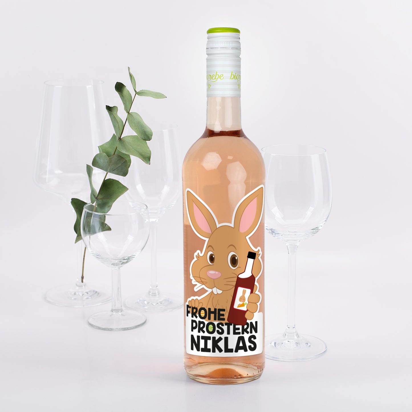 Personalisierte Roséweinflasche mit Osterhasen-Motiv, Schriftzug „Frohe Prostern“ und Name Niklas
