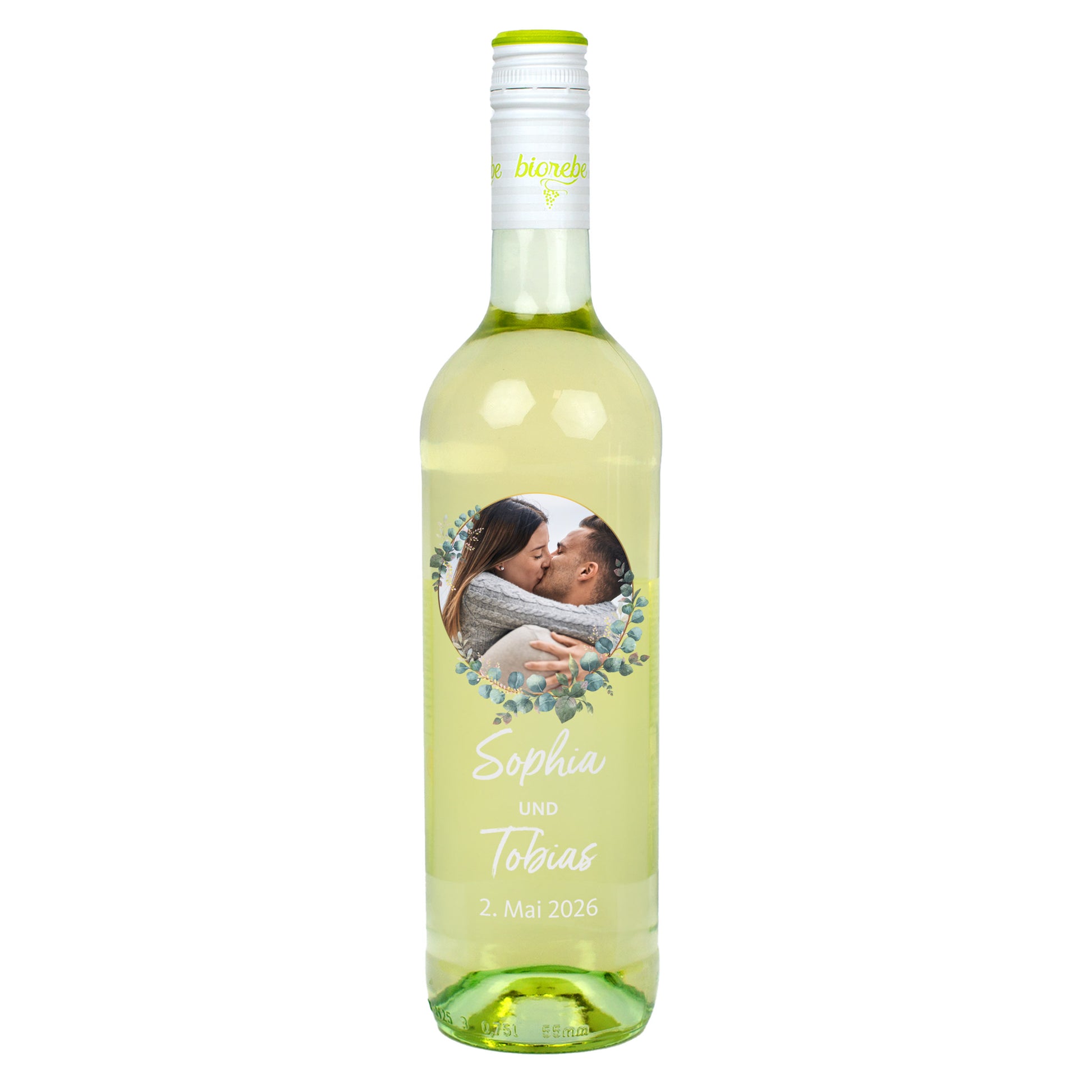 Personalisierte Flasche Weißwein mit Hochzeitsmotiv, Foto im Eukalyptuskranz, Namen und Datum.