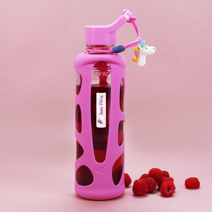 Kleiner Namensaufkleber mit Prinzessin Design auf rosa Trinkflasche mit Einhorn Anhänger