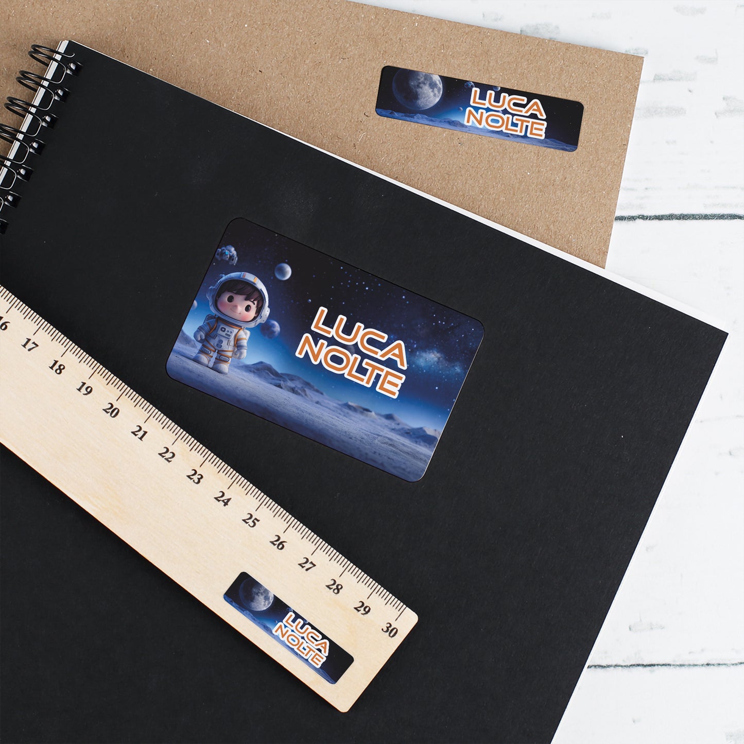 Personalisierte Namensaufkleber mit Astronaut und Name Luca Nolte auf Heft, Mappe und Lineal