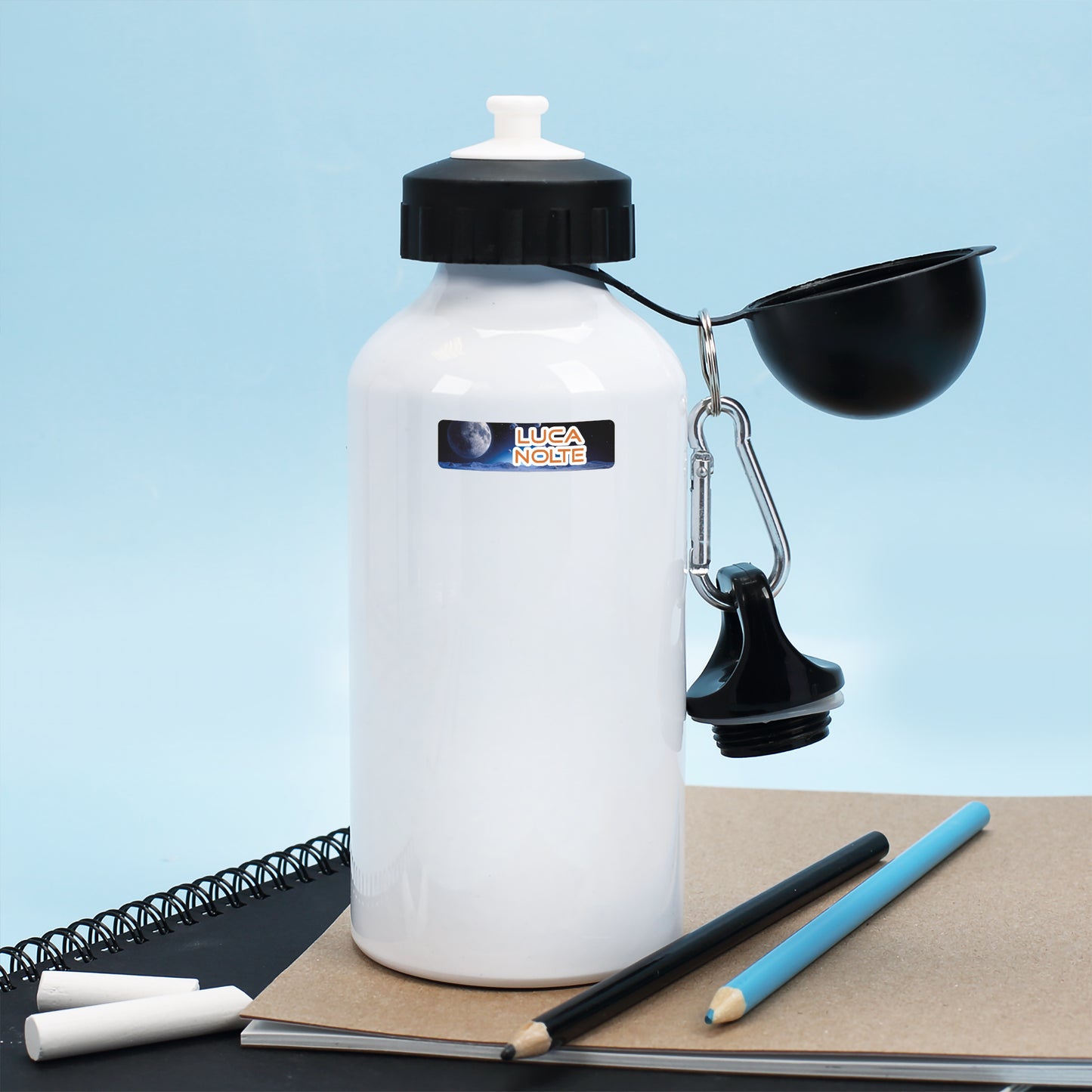 Weiße Trinkflasche mit personalisiertem Astronaut Namensaufkleber Luca Nolte für Schule und Kita
