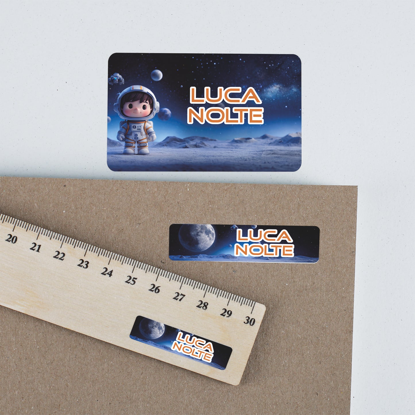 Detailansicht personalisierter Namensaufkleber mit Astronaut, Mond, Planeten und Name Luca Nolte