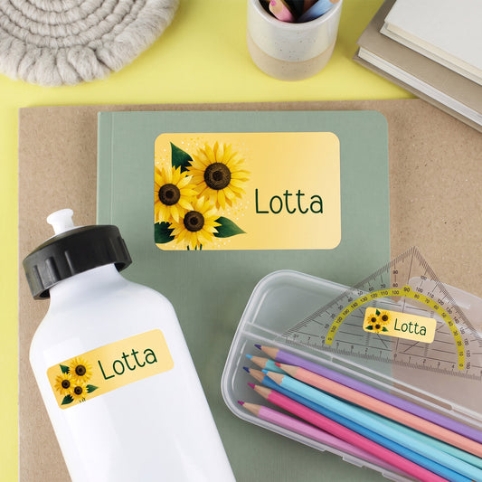 Namensaufkleber mit Name Lotta und Sonnenblumen-Motiv auf Trinkflasche, Heft und Stiftebox