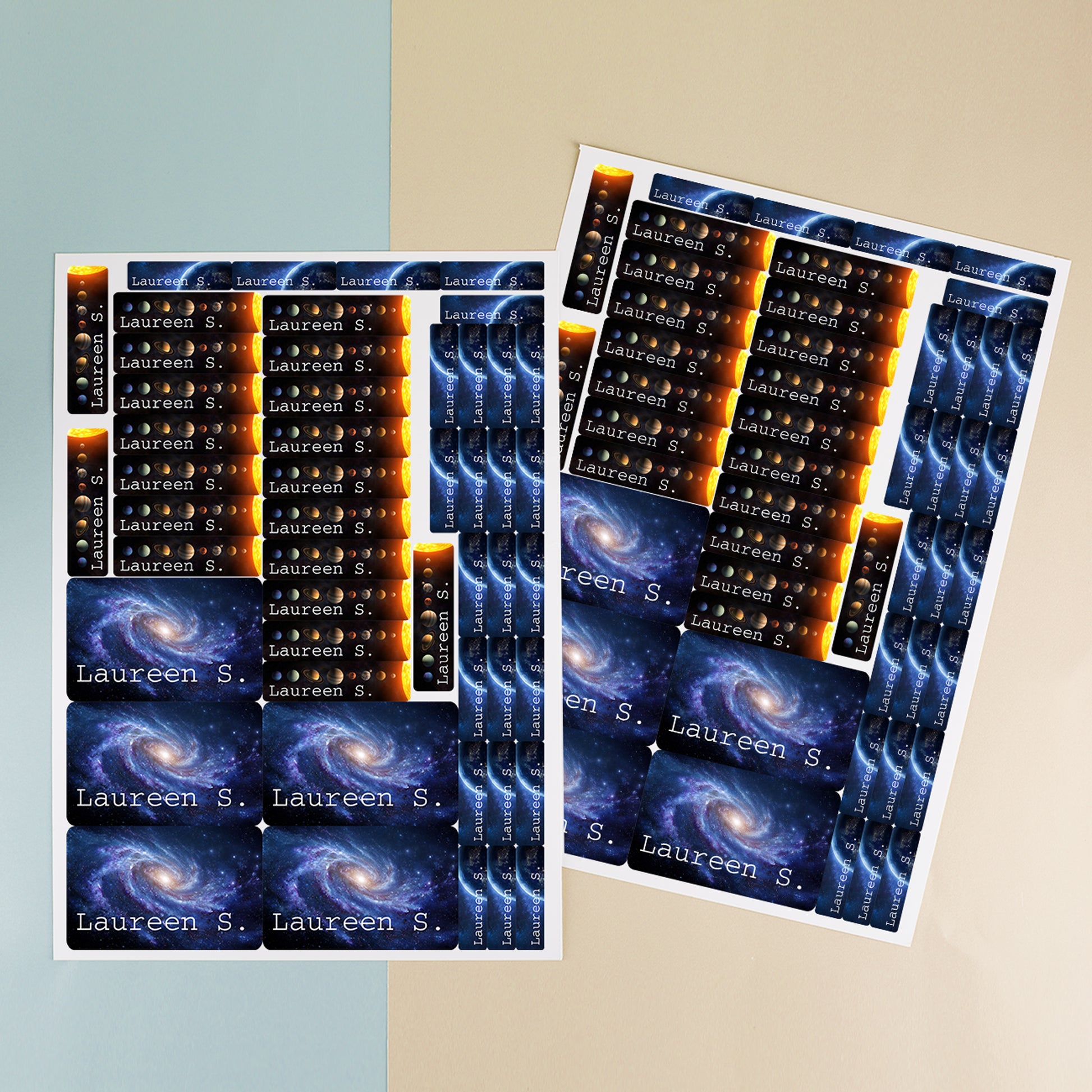 Zwei Bögen personalisierter Schulaufkleber mit Weltraum Motiv, Planeten, Galaxy Design und Name Laureen S. in verschiedenen Größen