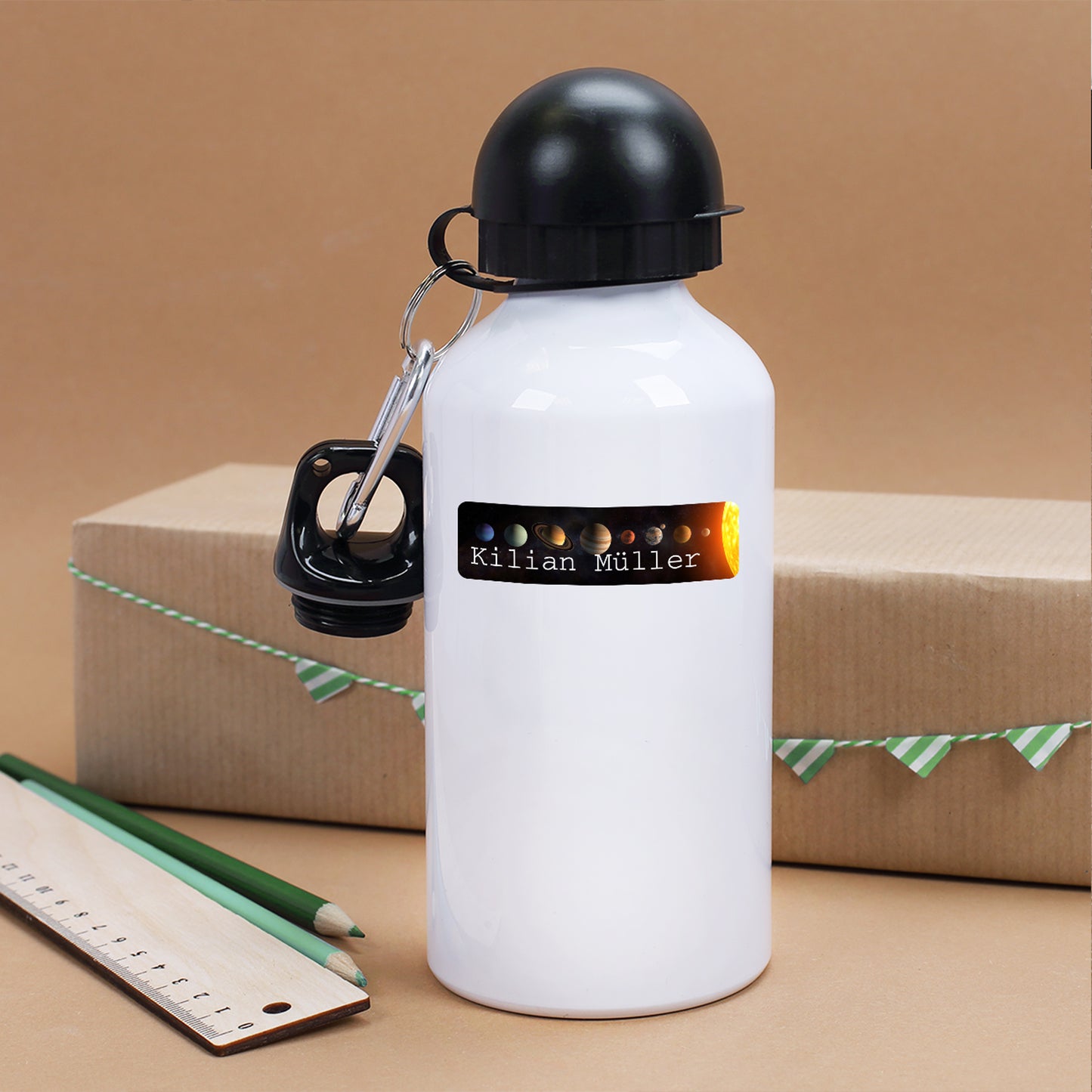 Weiße Trinkflasche mit personalisiertem Weltraum Namensaufkleber, Planeten Motiv und Name Kilian Müller