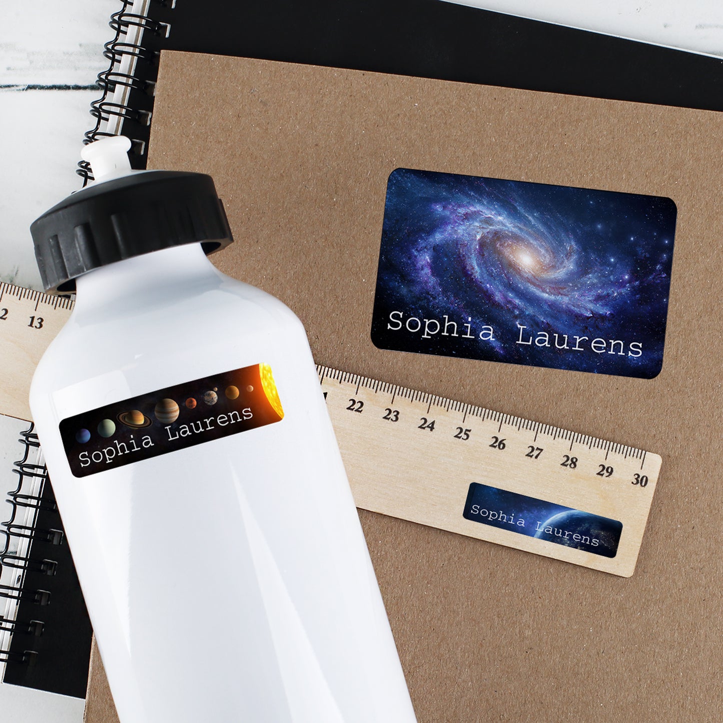 Personalisierte Namensaufkleber im Galaxy Design mit Name Sophia Laurens auf Trinkflasche, Heft und Lineal