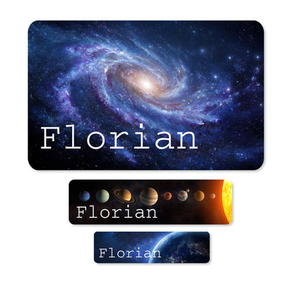 Übersicht der drei Aufklebergrößen im Weltraum Design mit Spiralgalaxie, Planeten, Erde und personalisiertem Namen Florian