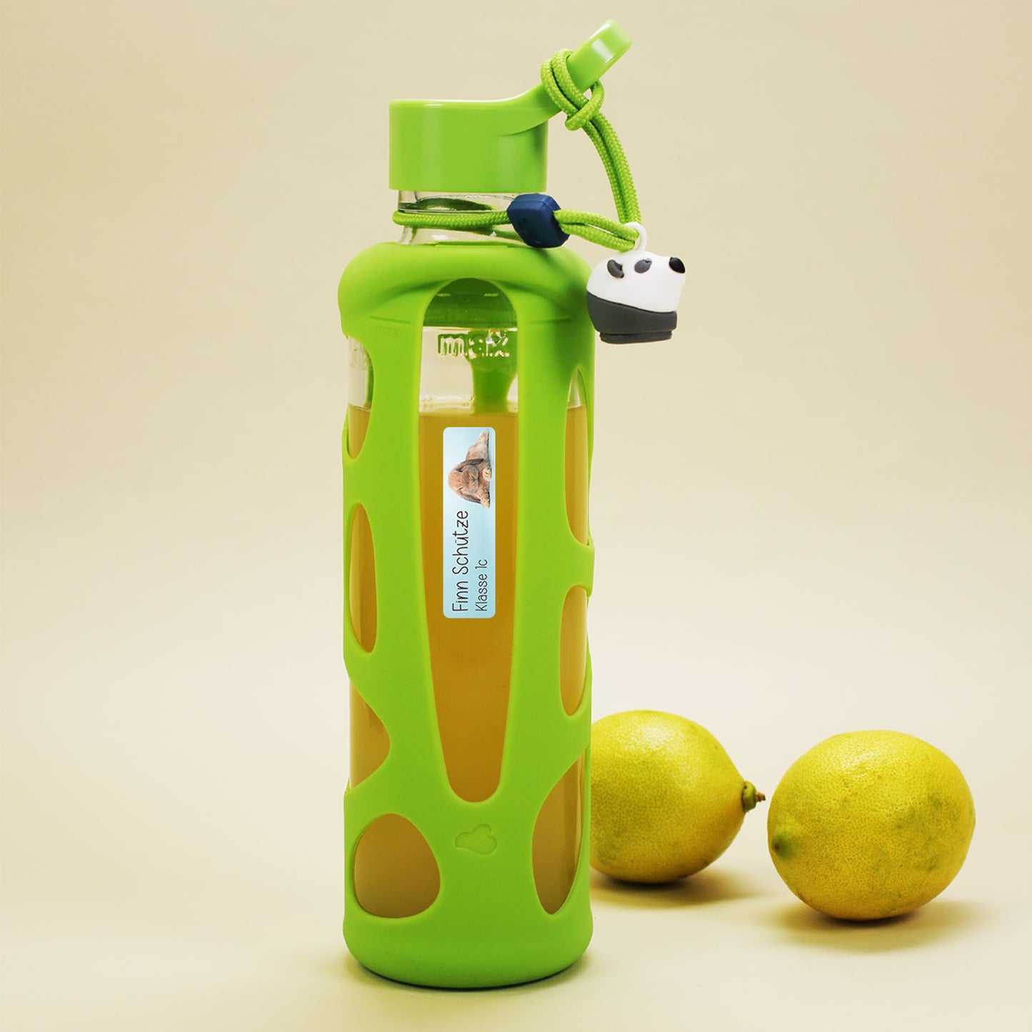 Glasflasche mit grünem Schutz und kleinem personalisiertem Namensaufkleber mit Hase Motiv und Klasse