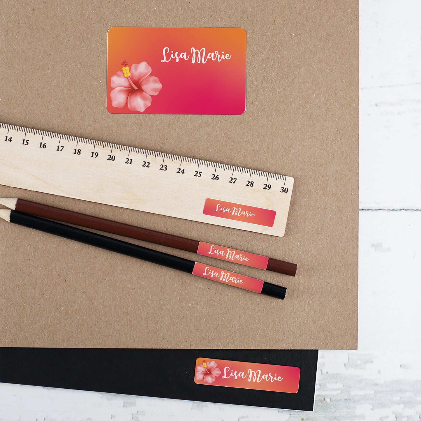 Personalisierte Schulaufkleber mit Hibiskus Motiv und Name Lisa Marie auf Heft, Lineal und Stiften