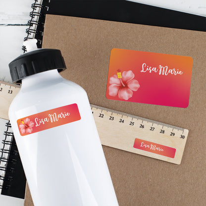 Namensaufkleber mit Hibiskus Motiv und Name Lisa Marie auf Trinkflasche, Heft und Lineal