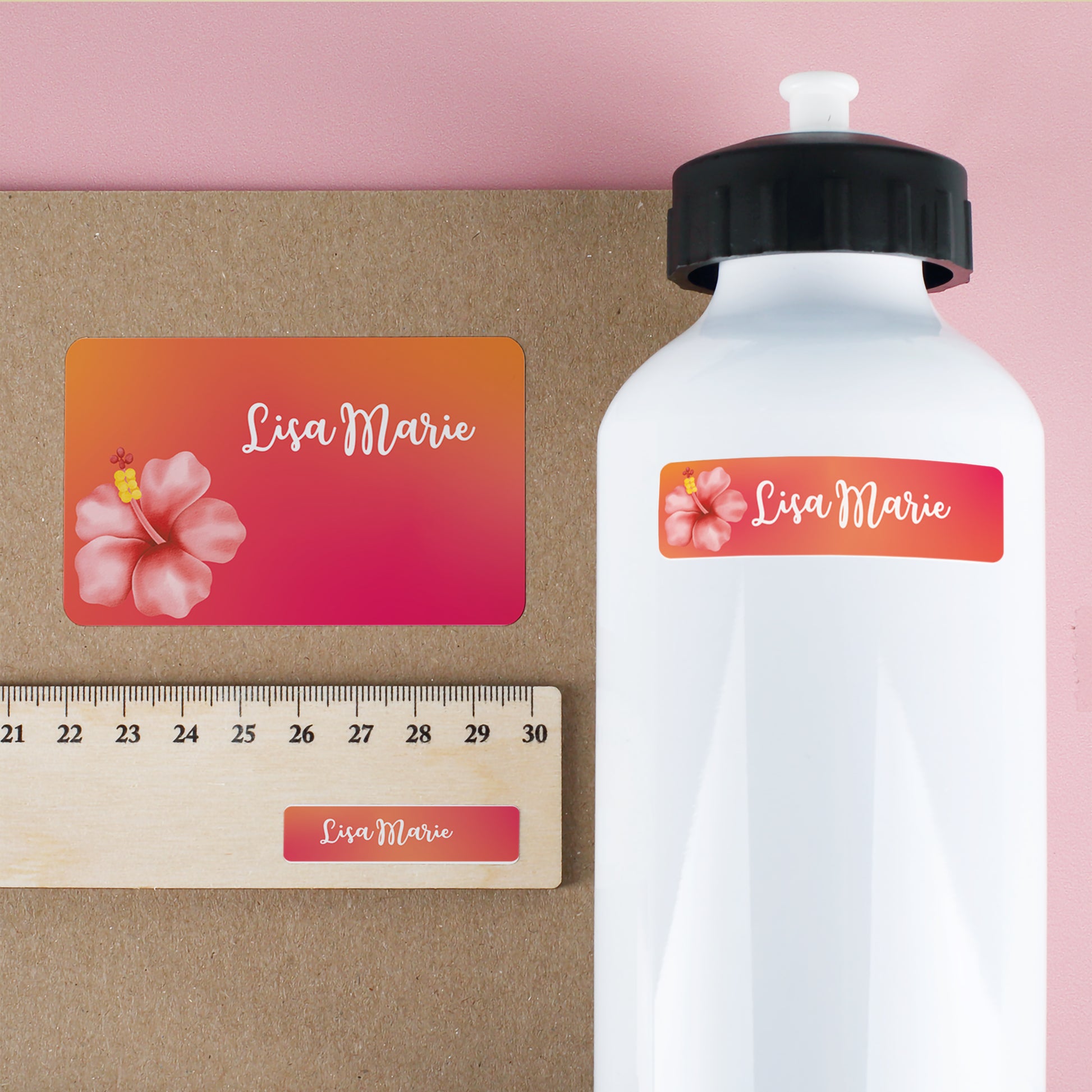 Schulaufkleber mit Hibiskusblüte und Name Lisa Marie auf Trinkflasche und Schulmaterial