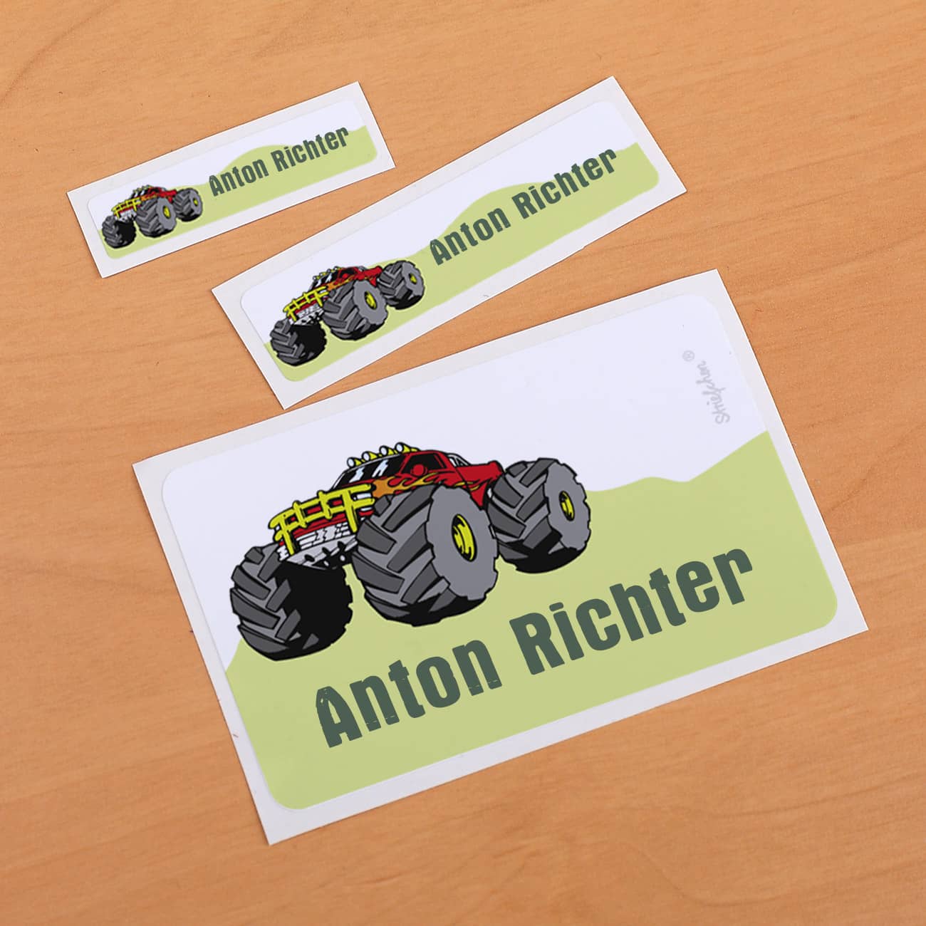 Schulaufkleber mit dem Namen und Monstertruck