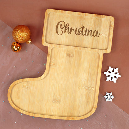 Personalisiertes Bambus Servierbrett in Weihnachtsstiefel- bzw. Sockenform mit graviertem Namen Christina und Weihnachtsdeko