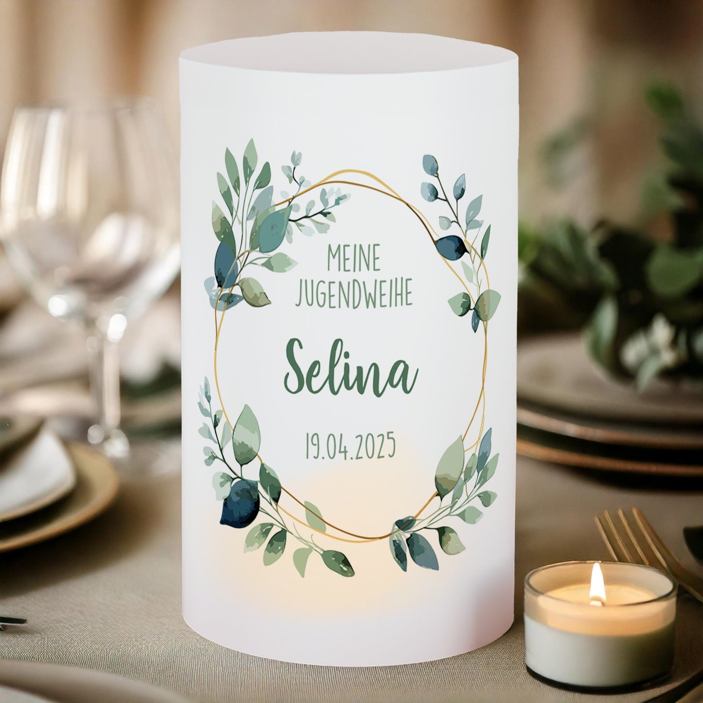 Lichthülle zur Jugendweihe mit Name „Selina“ auf gedecktem Tisch mit Teelicht, Blätter-Motiv