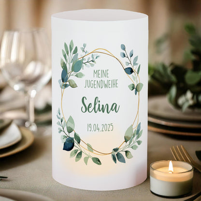 Lichthülle zur Jugendweihe mit Name „Selina“ auf gedecktem Tisch mit Teelicht, Blätter-Motiv