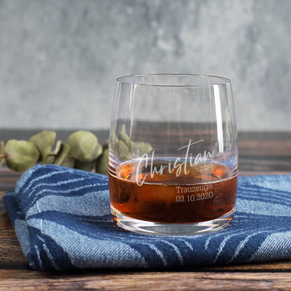 Whiskyglas mit Name und zwei Zeilen Text