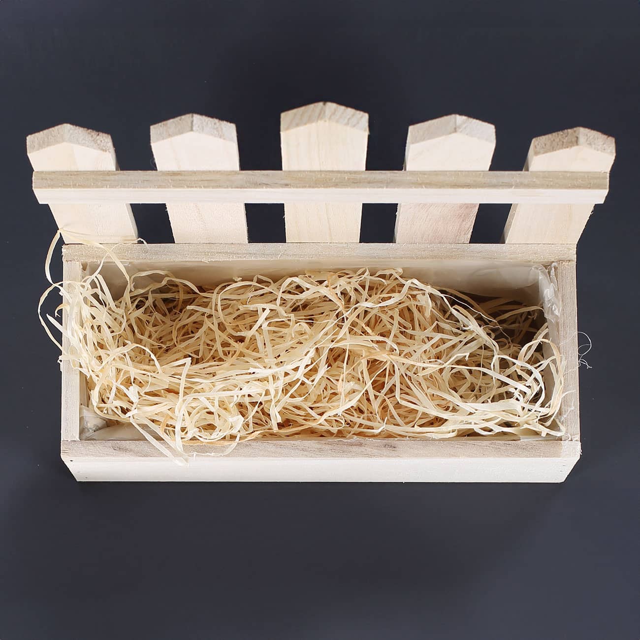 Schicker Geschenkkorb mit Holzwolle
