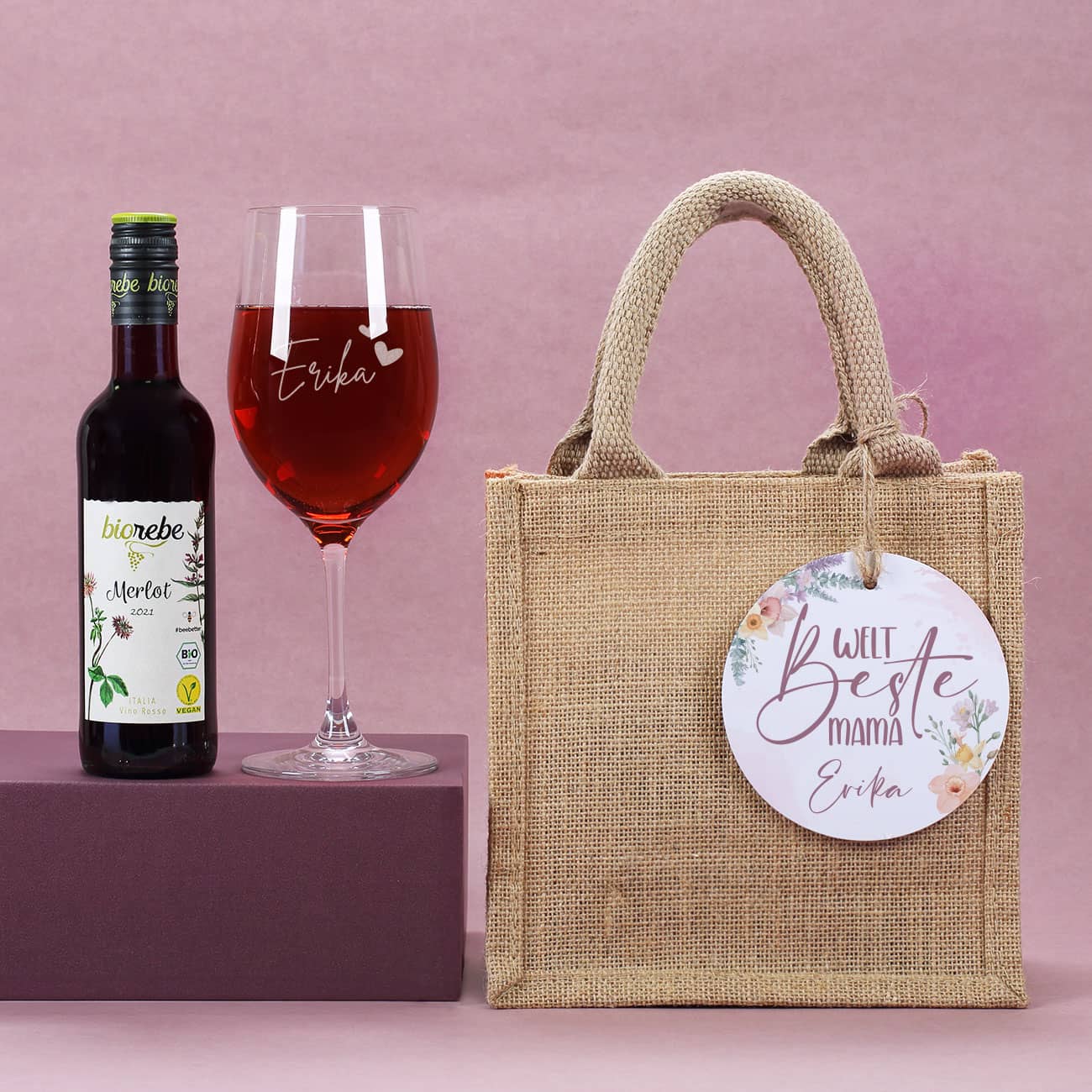 Geschenkset zum Muttertag mit graviertem Weinglas, kleiner Flasche Rotwein & Jutebeutel