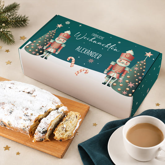 Rosinenstollen weihnachtlich verpackt mit Wunschnamen und Nussknacker Motiv