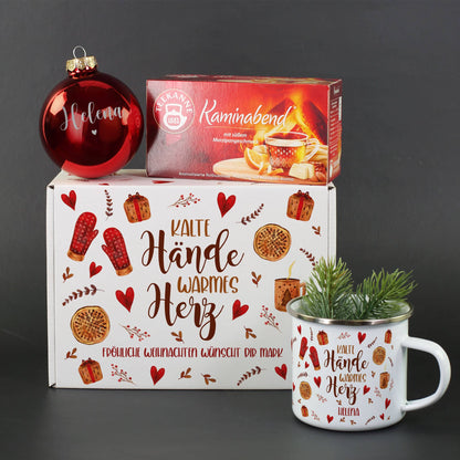 Weihnachtsgeschenkset mit Emailletasse, Tee, gravierte Christbaumkugel und Geschenkbox