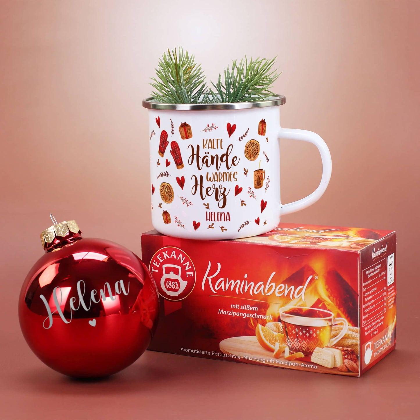 Personalisierte rote Christbaumkugel, bedruckte Emailletasse mit Name und Tee im Set