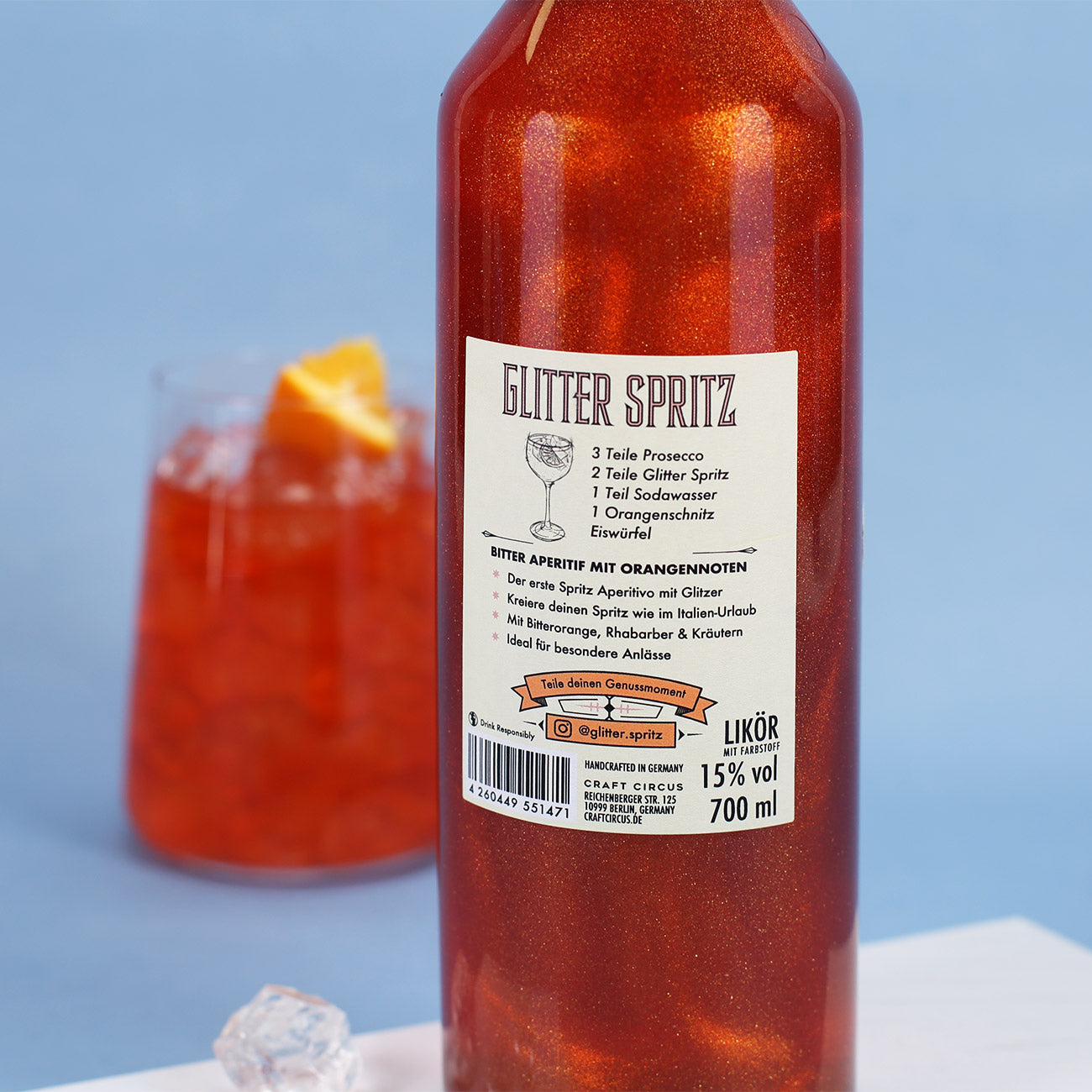Rückseite der Glitter Spritz Flasche mit Rezeptvorschlag für Cocktail mit Prosecco, Sodawasser und Orange