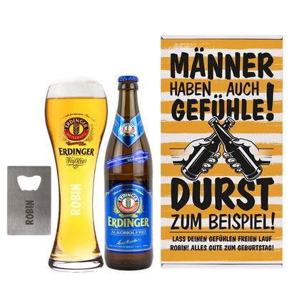 Erdinger Weißbier alkoholfrei und Weizenglas und Flaschenöffner mit Namensgravur vor weißem Hintergrund.