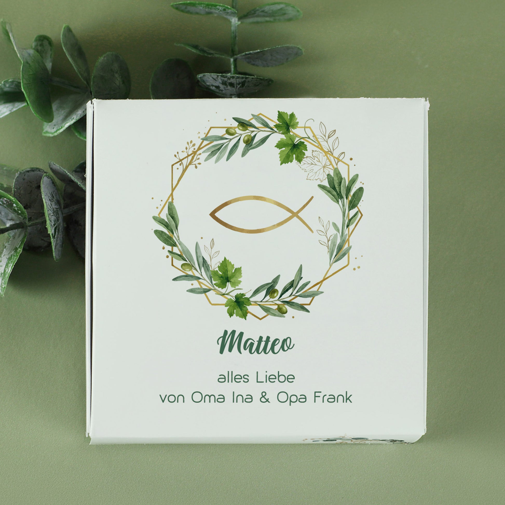 Personalisierte Geschenkbox mit Blätterkranz und  Ichthys Motiv und Name für Kreuzkette Geschenk