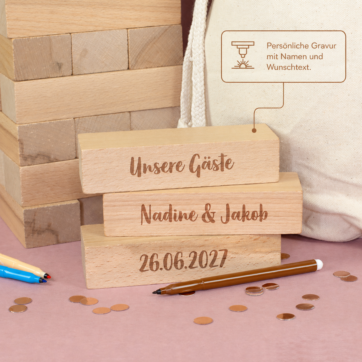 Detailaufnahme der gravierten Holzsteine für das Hochzeitsgästebuch mit Hinweis auf persönliche Gravur mit Namen und Wunschtext