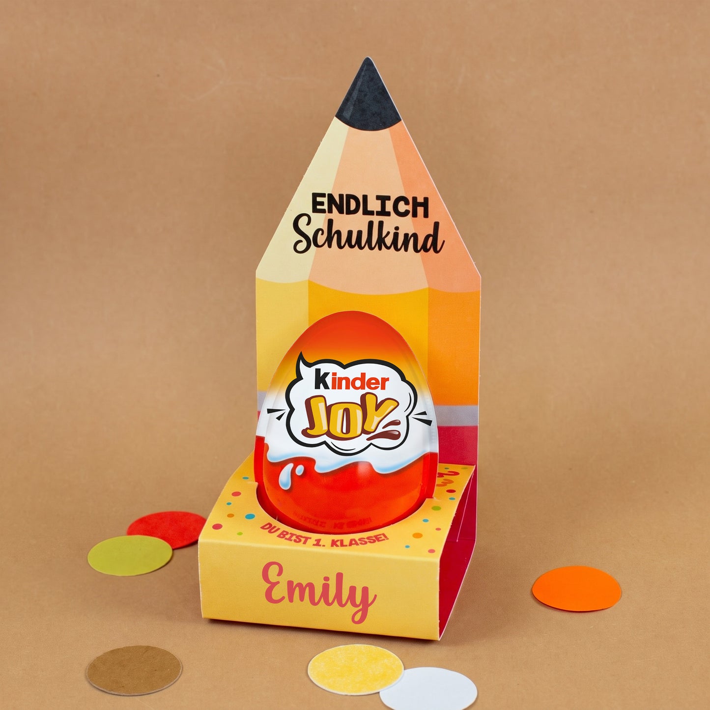 Kinder Joy Einschulungsgeschenk mit Name Emily, Spruch Endlich Schulkind und Konfetti-Deko