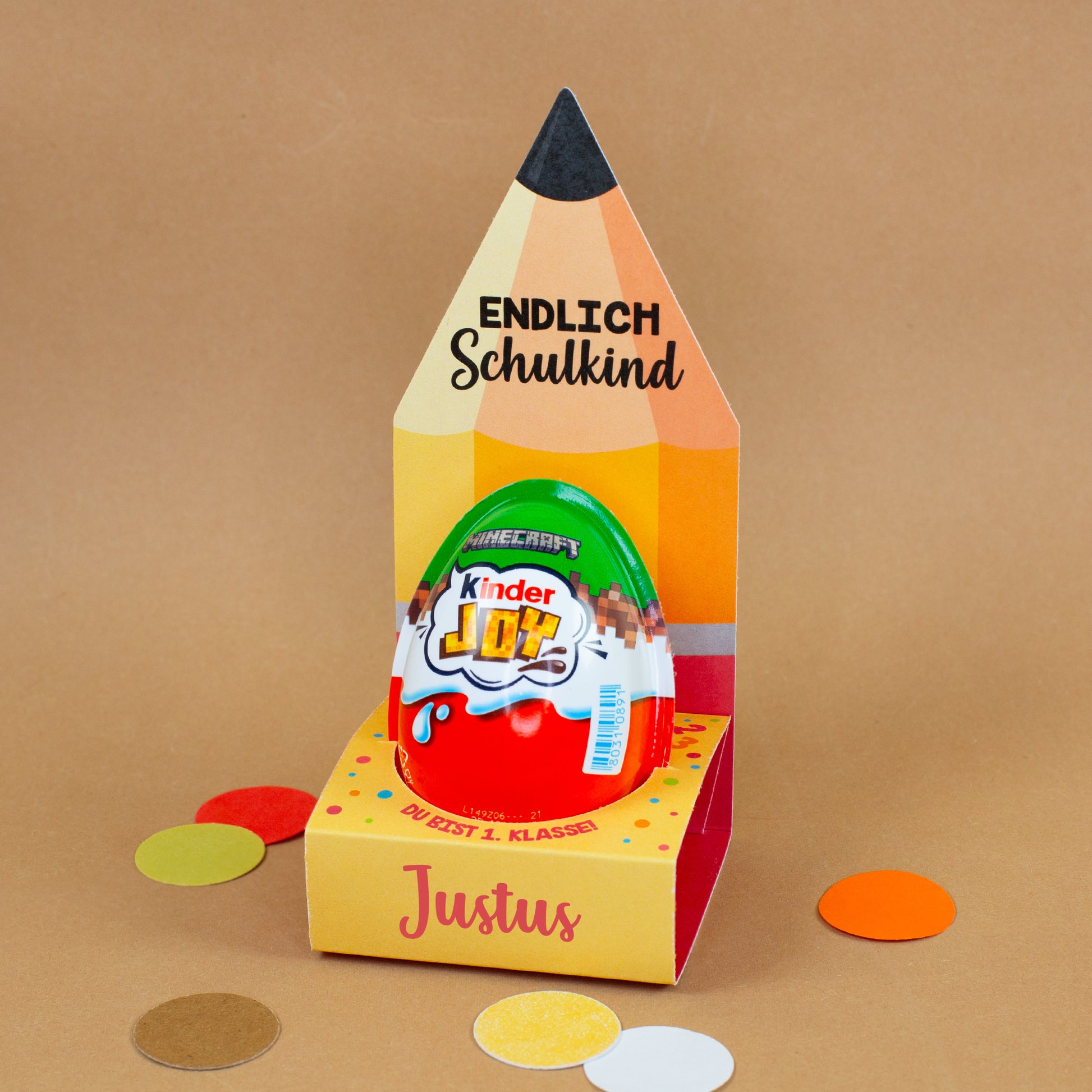 Personalisiertes Kinder Joy Geschenk zur Einschulung mit Name Justus in gelber Stift-Verpackung