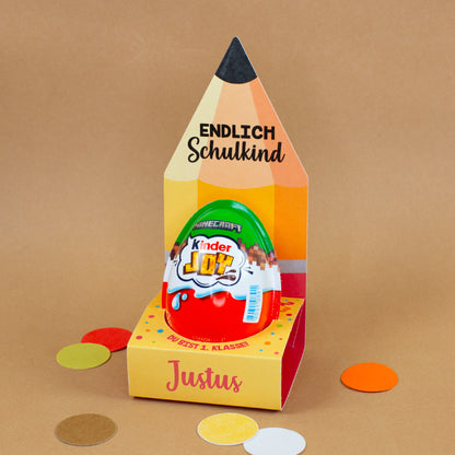 Personalisiertes Kinder Joy Geschenk zur Einschulung mit Name Justus in gelber Stift-Verpackung