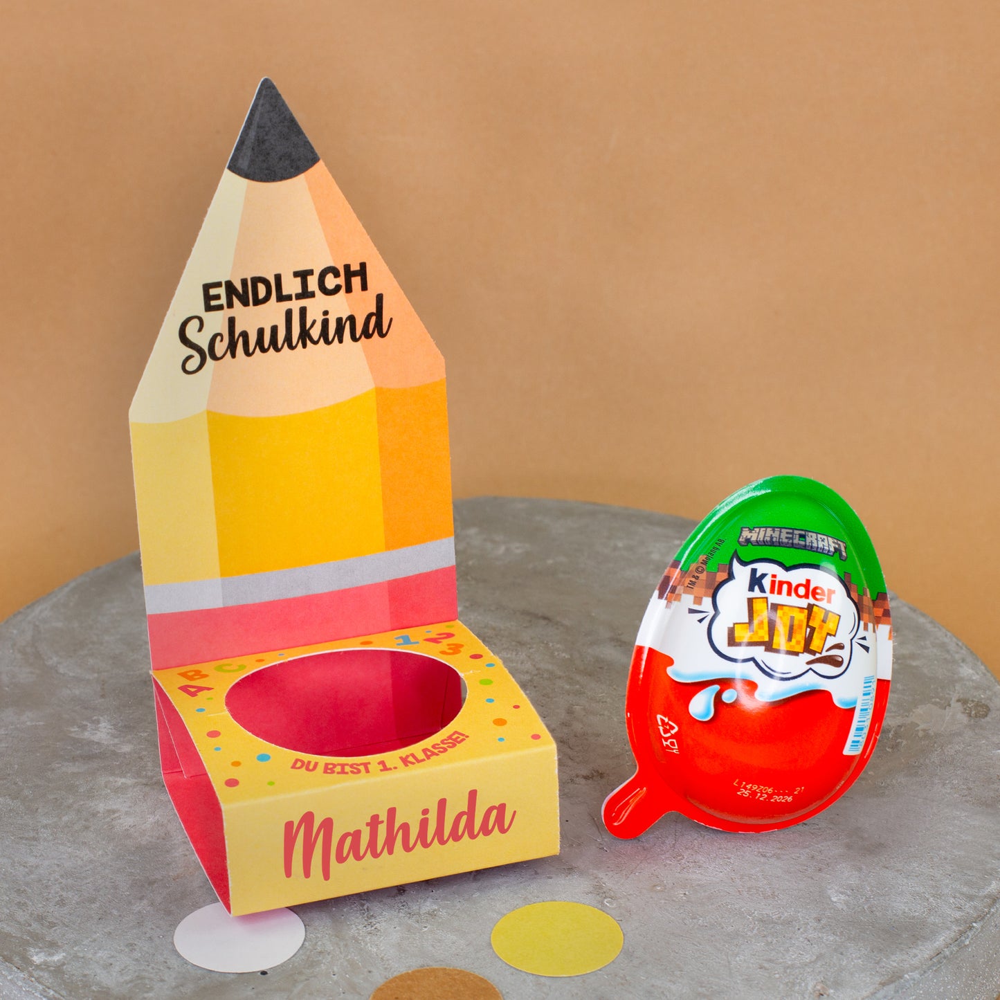 Personalisiertes Kinder Joy Geschenk zur Einschulung in Bleistift-Verpackung mit Name Mathilda