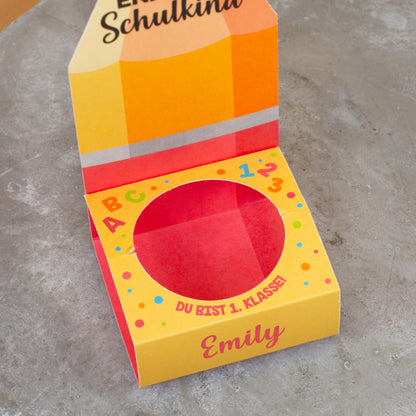 Nahaufnahme der personalisierten Kinder Joy Verpackung mit Name Emily und Aussparung