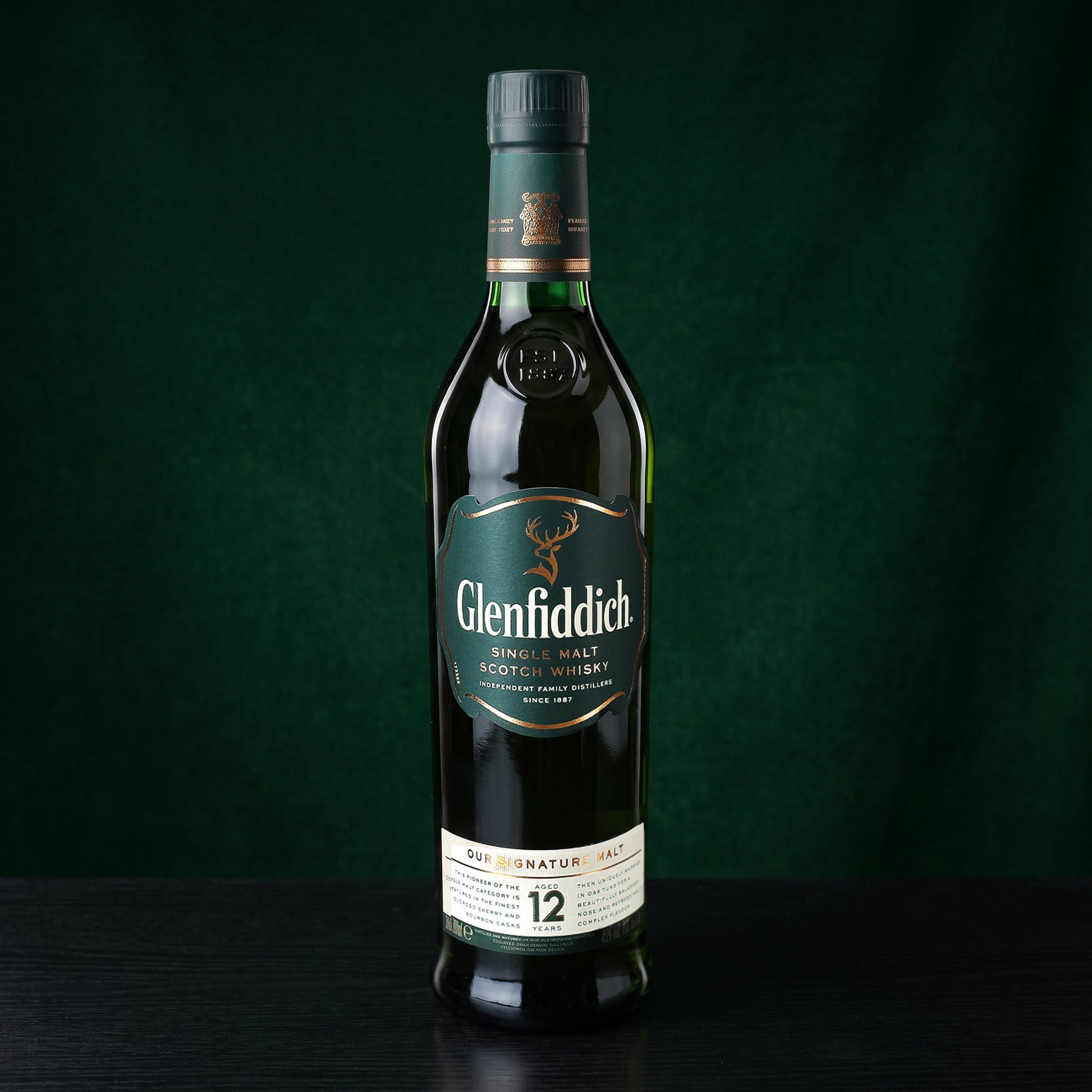 Glenfiddich Single Malt Scotch Whisky 12 Jahre Flasche auf dunklem Hintergrund