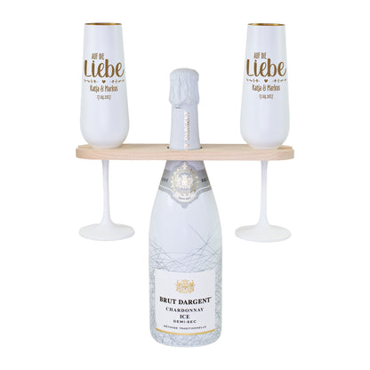 Freigestelltes Hochzeits-Geschenkset für Katja & Markus mit Brut Dargent Sekt, zwei gravierten Sektgläsern und Weinbutler aus Holz