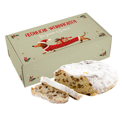 Rosinenstollen mit zwei Scheiben vor personalisierter Weihnachts Geschenkbox mit Dackel Motiv