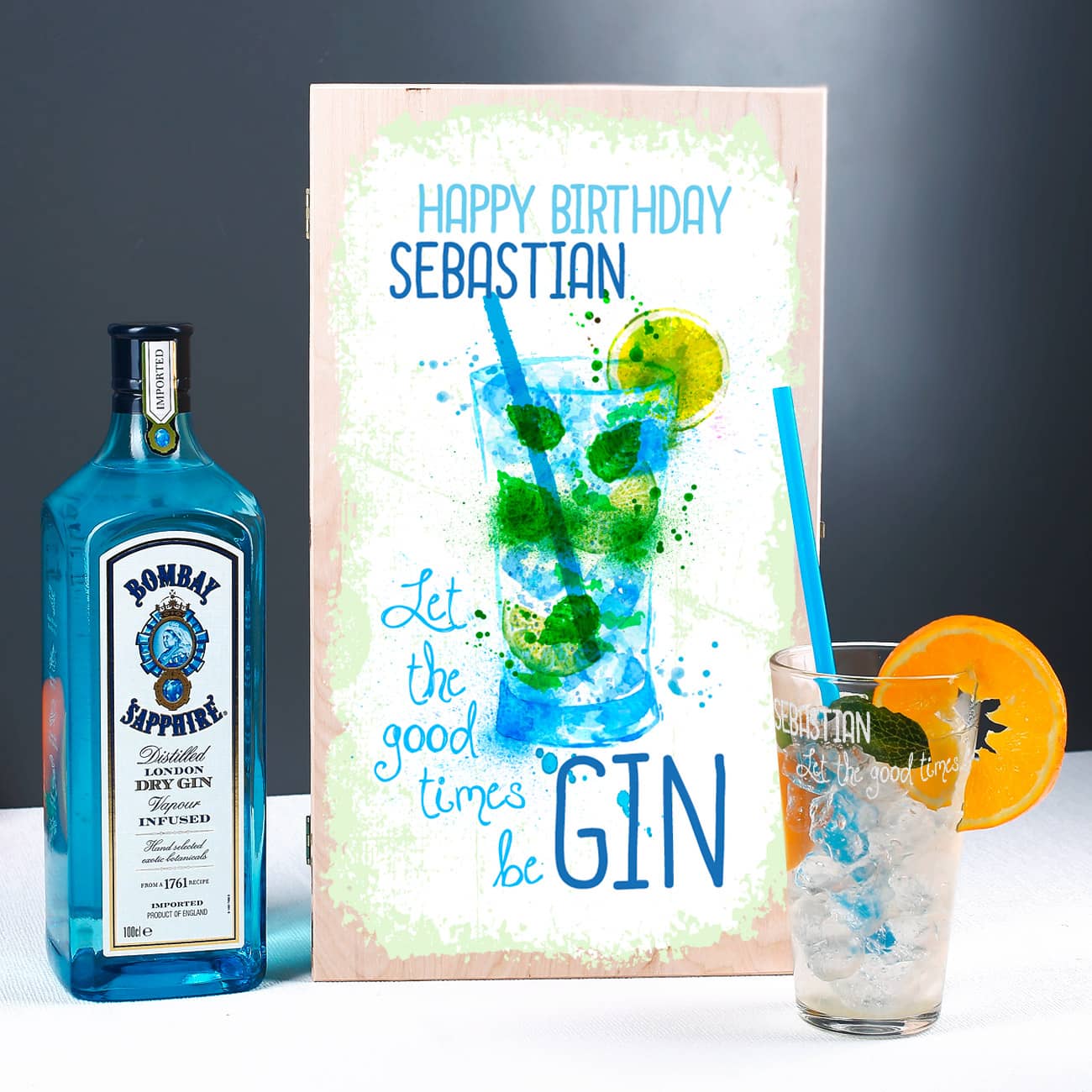 Gin Geschenk-Set mit Bombay Sapphire Gin und graviertem Glas in bedruckter holzbox